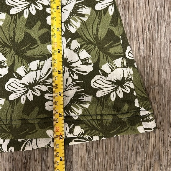 Tahari Sleeveless Floral Print Top​​​​ - Picture 11 of 13